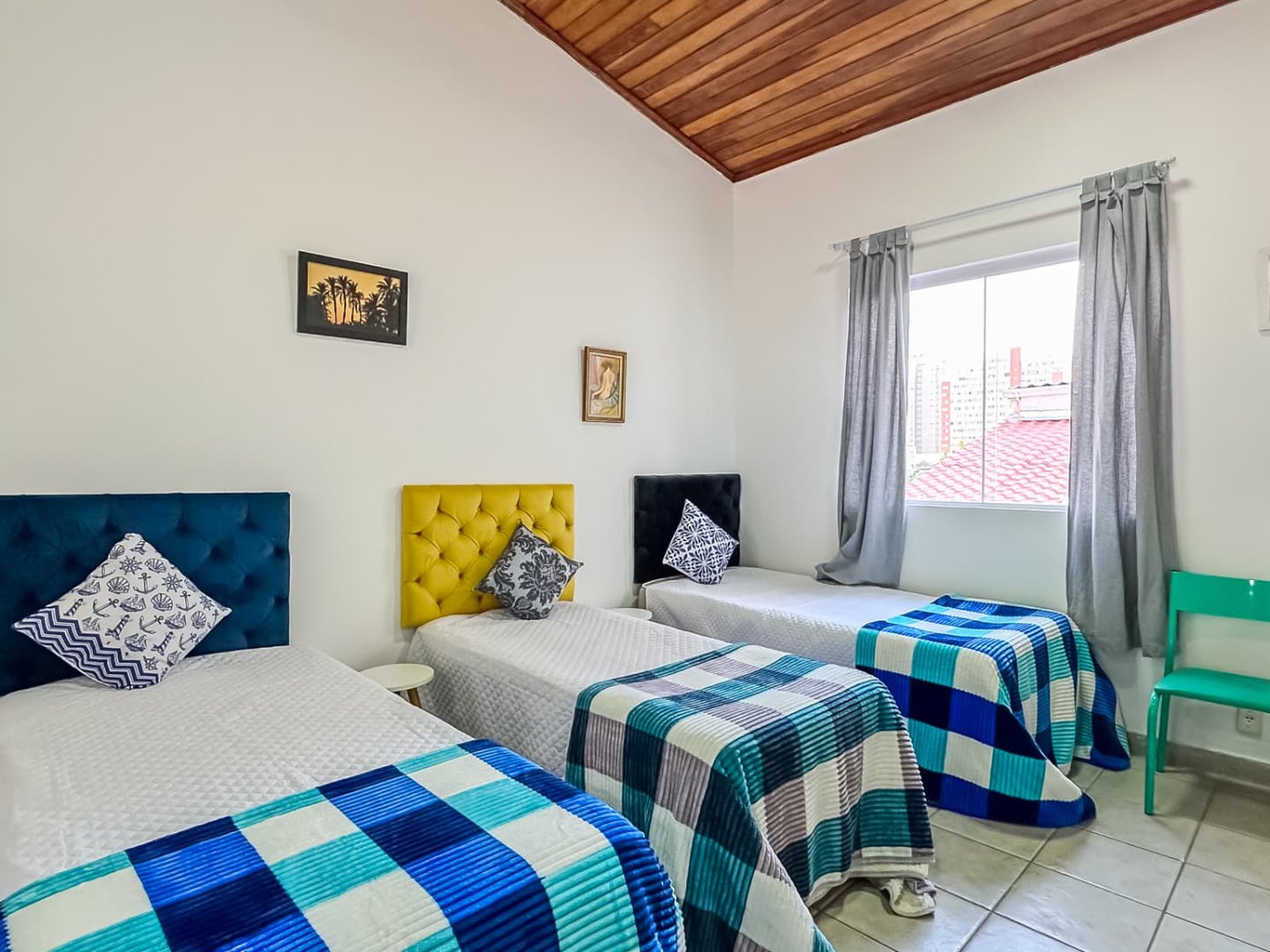 Quarto com três camas
