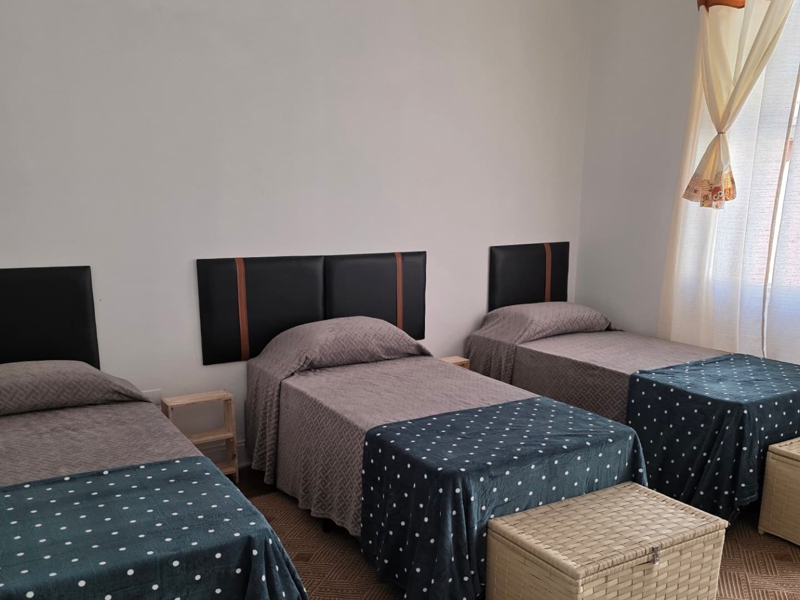 Quarto com três camas